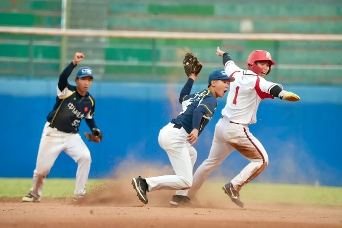 吳宗遠（中）暑假時曾到中信兄弟二軍基地特訓。
