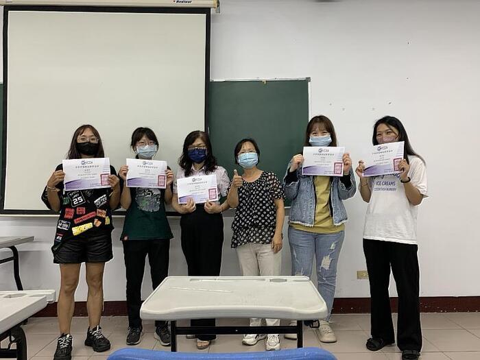 圖說：中信科技大學進修部企業管理系二專班學生唐秀坪、黃淯琳、張素蓮、許雅惠、蘇素鈴，考取顧客關係管理丙級證照。