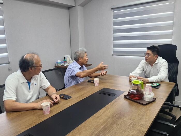 圖說：許顯榮老師(左一) 及陳嘉勳老師(左二)拜訪鼎浩資源科技(股)公司。 (圖/中信科技大學提供)