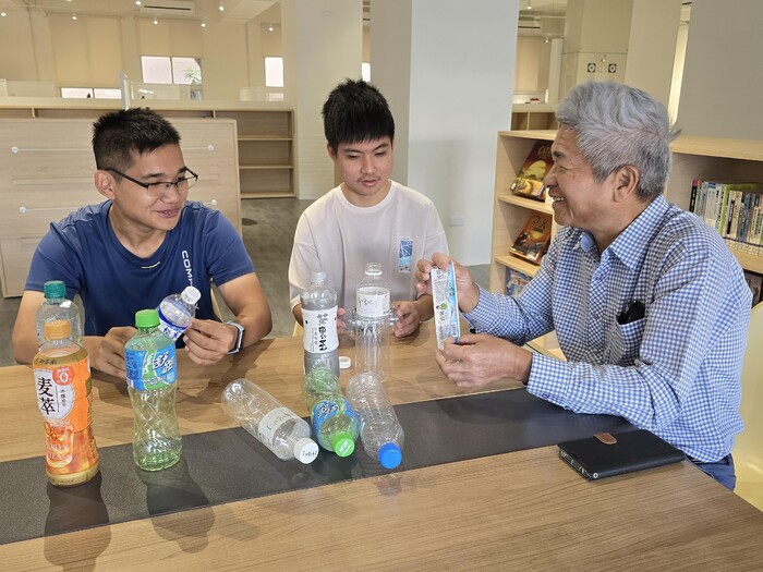 圖說：陳嘉勳老師(右一)與學生討論PET瓶標回收材的分離技術與應用。(圖/中信科技大學提供)