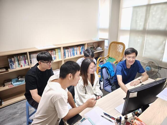 圖說:企管系大學部四年級專題指導老師柴康偉（右1）與陳有智（右2）、郭庭君（右3）、張良愷（右4）、徐稚富（右5）專題討論。