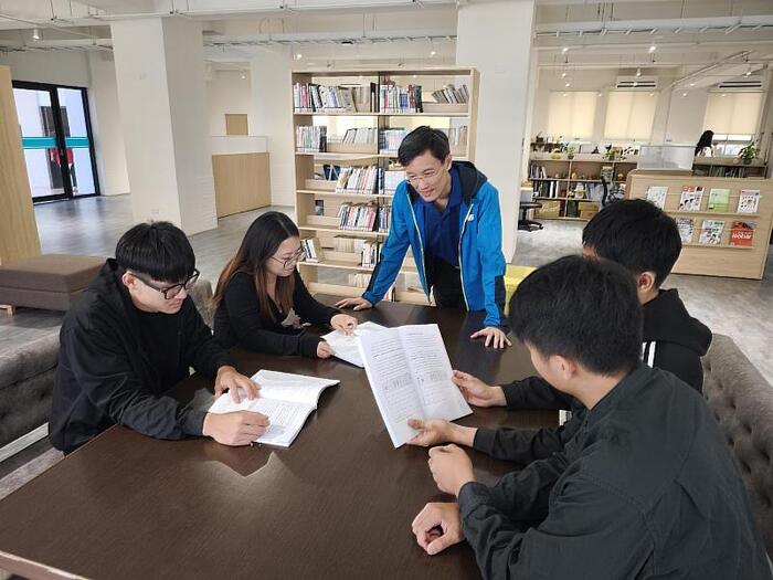 圖說:企管系大學部四年級學生專題指導與討論。