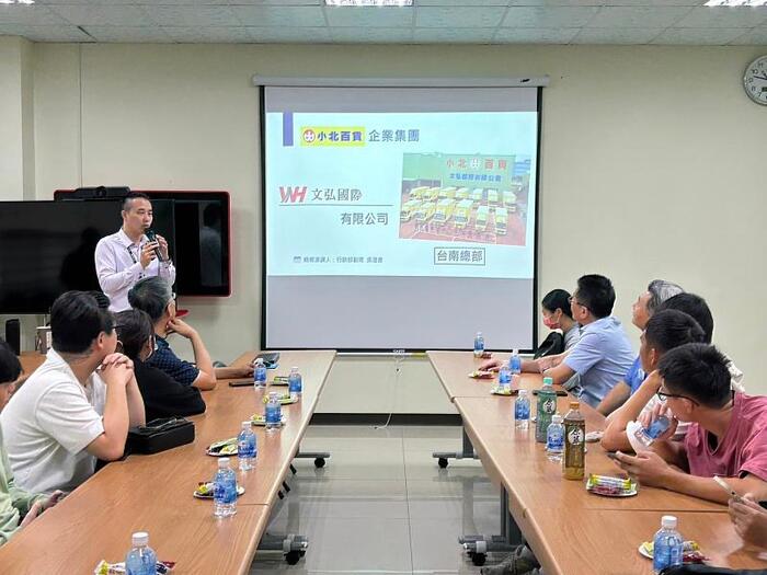 圖說：小北百貨集團行銷部副理吳澄彥為師生解說物流中心的營運。
