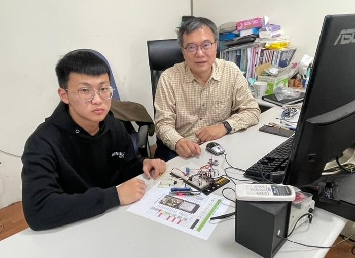 圖說：謝承諺同學(圖左)接受楊錫凱教授(圖右)的指導 (圖/中信科技大學提供)