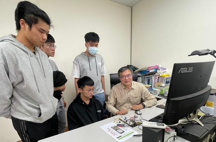 圖說：楊錫凱老師(圖右)在課餘指導師徒制團隊 (圖/中信科技大學提供)