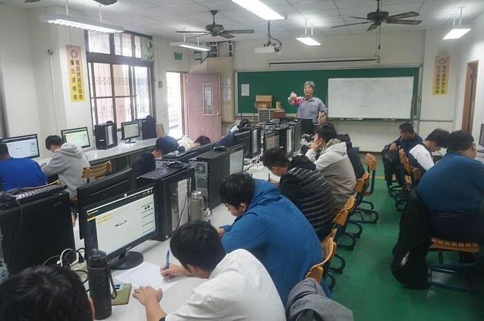 圖說:中信科大機械系張名輝老師（中）於北門農工授課。