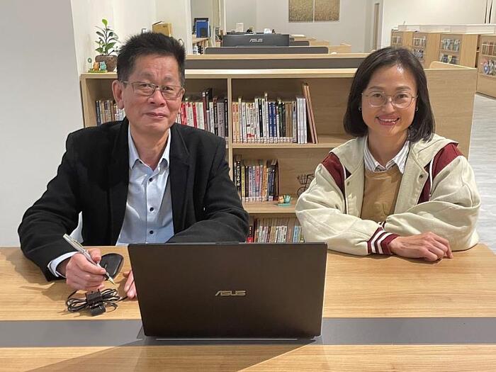 圖說：林珍琴（右）與指導教授余國訓（左）討論論文撰寫。