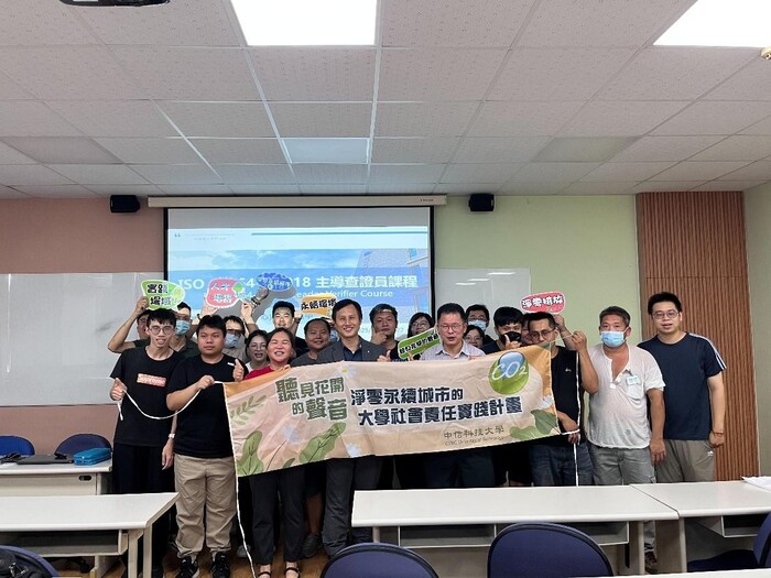 圖說：機械系主任詹添印，帶領學員進行開訓合照。(圖/中信科技大學提供)