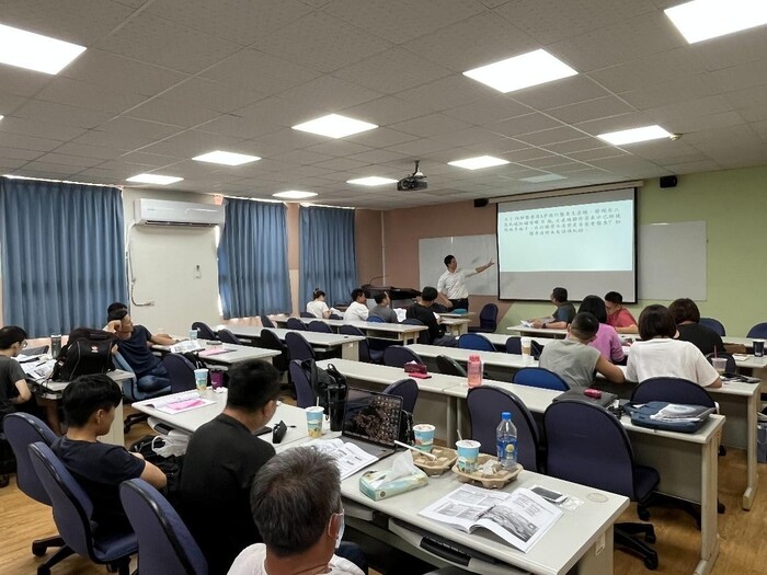 圖說：學員分組討論，模擬練習到場域進行稽查時的情境。(圖/中信科技大學提供)