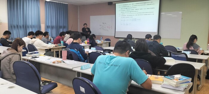 圖說：在品質管理課程中，學員全神貫注聆聽，時而提問討論，互動頻繁。(圖/中信科技大學提供)