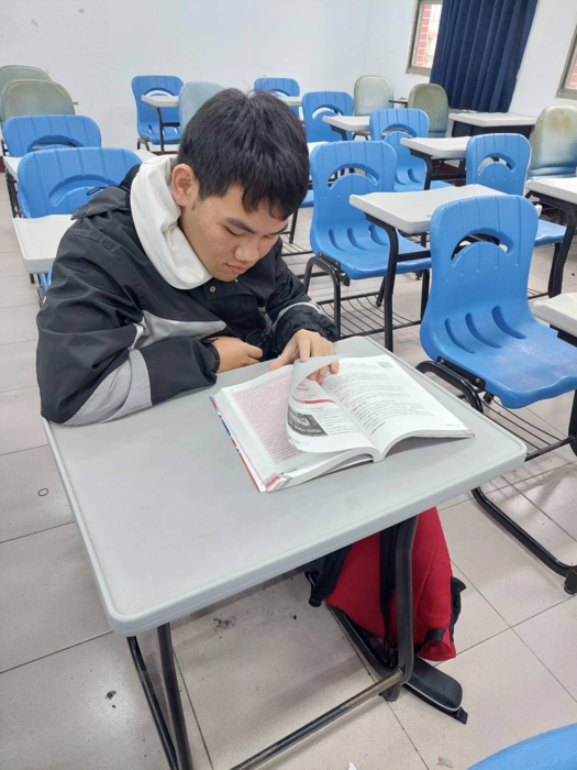 圖說：林益晢研讀專業。(圖/中信科技大學提供)