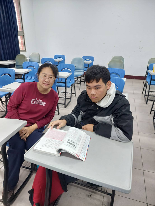 圖說：林益晢與老師合照。(圖/中信科技大學提供)