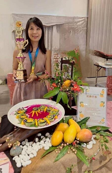 中信科大學生王綉雯作品《蛇舞芒卷》榮獲「2025臺南國際芒果節－芒著開趴料理賽」金牌獎座和獎狀。
