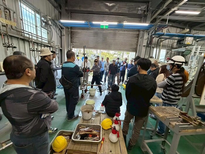 圖說：中信科技大學學員們在中信科技大學冷凍空調裝修乙級檢定場內，聚精會神地聆聽講師指導，現場設備齊全，學習氣氛濃厚。(圖/中信科技大學提供)