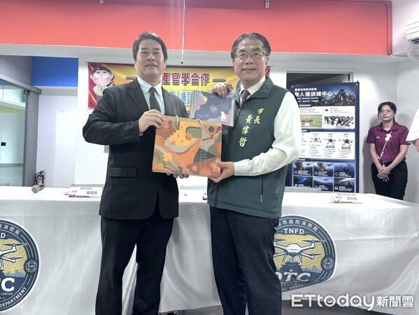 台南市消防局攜手中信科技大學成立「無人機訓練中心」，14日在中信科大無人機飛行學校舉行揭牌儀式。（記者林東良翻攝）圖片