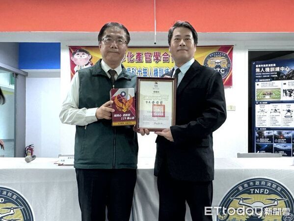 台南市消防局攜手中信科技大學成立「無人機訓練中心」，14日在中信科大無人機飛行學校舉行揭牌儀式。（記者林東良翻攝）圖片