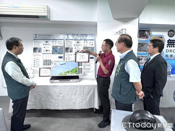 台南市消防局攜手中信科技大學成立「無人機訓練中心」，14日在中信科大無人機飛行學校舉行揭牌儀式。（記者林東良翻攝）圖片