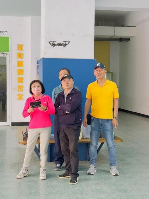 圖說：樂齡學員輪流專心操控無人機，共同學習。