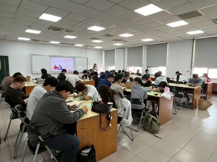圖說：入班宣導深化性平意識。(圖/中信科技大學提供)