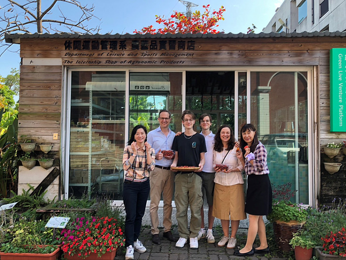 志工家庭參訪中信科大校內番茄園，體驗採摘並了解學生行銷學習成果。