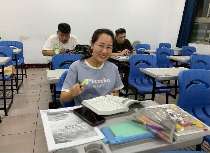 圖說：進修部企一忠學生高錦鈴，在課堂上認真學習。