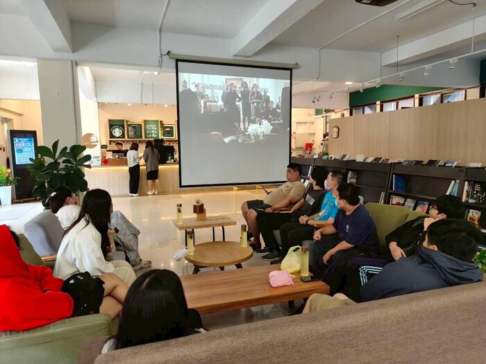 圖說：學生認真觀影《關鍵判決》。 (圖/中信科大提供)
