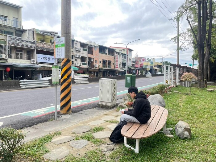 圖說：全新公車等候區，提升人行安全與便利。(圖/中信科技大學提供)