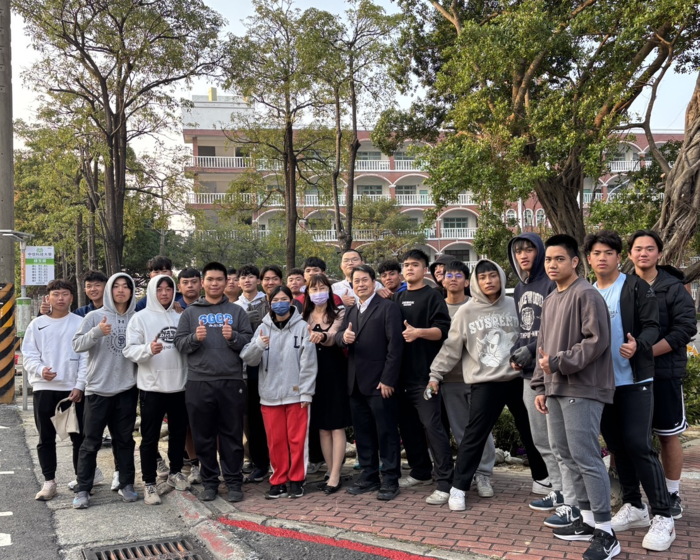 圖說：中信科大鄭欽哲校長(左七)與服務教育的師生攜手共創美麗校園景觀。(圖/中信科技大學提供)