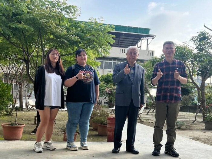 圖說：中信科大行銷與流通管理系師生與普門仁愛之家李壯源董事長(右二)合影。(圖/中信科技大學提供)