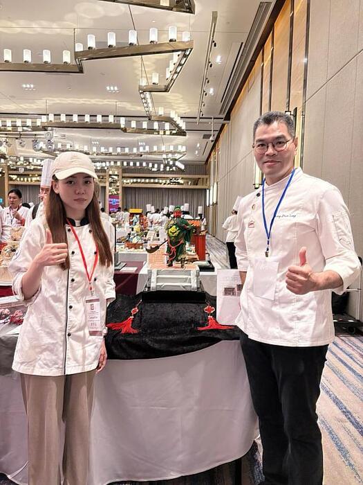 圖說：學生莊萍玉（左）、指導老師楊順龍（右）與作品合影。