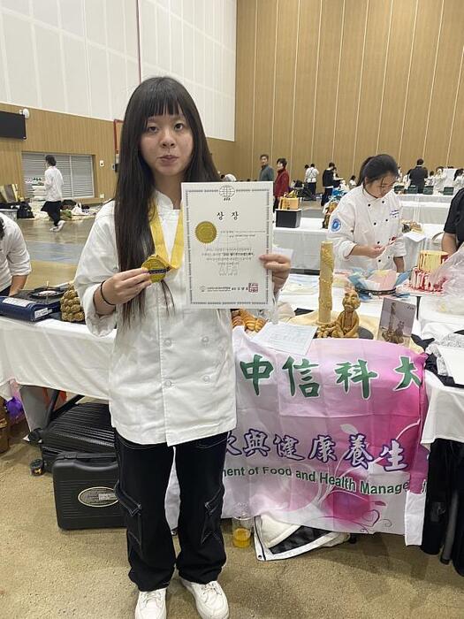 圖說:國際舞台綻放中信光芒！中信科大餐飲與健康養生系黃凡珊勇奪韓國廚藝大賽藝術麵包金牌。