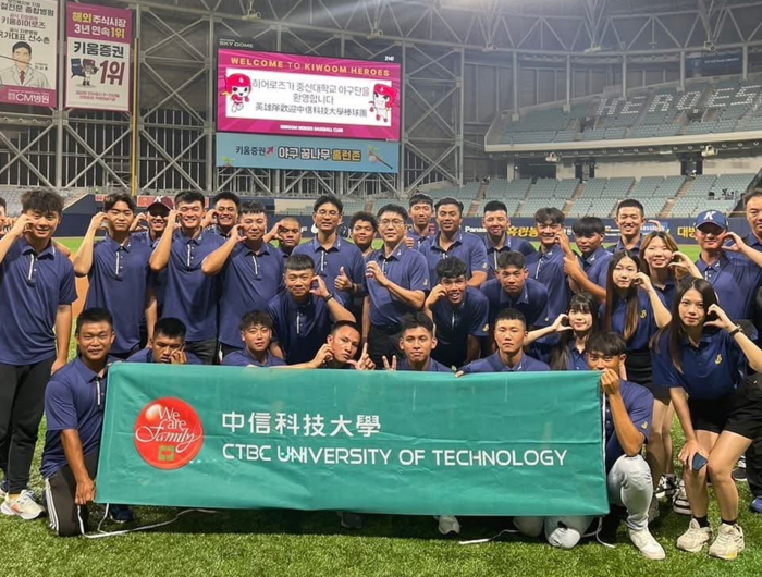 圖說：王柏鈞(左1)與中信科大棒球隊與韓國移地訓練球隊以球會友進行交流賽。(圖/中信科技大學提供)