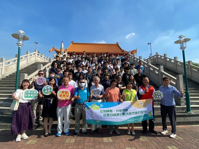 中信科大師生走訪新港堂地方文化館和堤塘港。