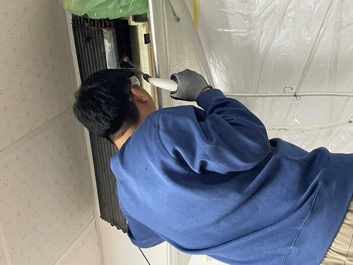 圖說:冷源系學生校園冷氣清洗維護實作(圖/中信科大提供)。