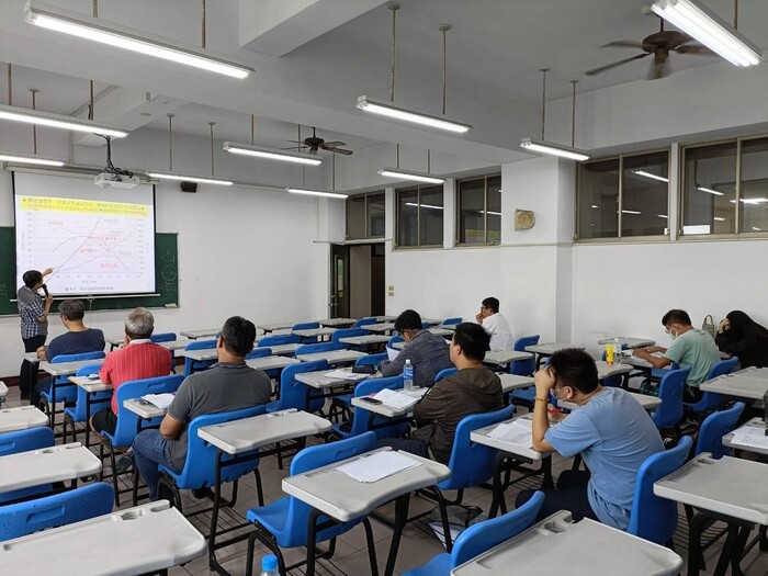 圖說：學員專心聆聽沈銘秋老師講解冷凍空調原理與實務操作技巧。(圖/中信科技大學提供)