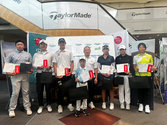 2026 CTBC TECH Certified全國青少年積分巡迴賽賽後，由大崗山高爾夫球場卓董事長頒獎並與全體得獎選手合影。