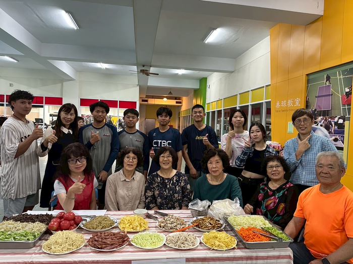 圖說：樂齡大學學員準備豐盛的菜餚和大學生一起包春捲(圖/中信科技大學提供)