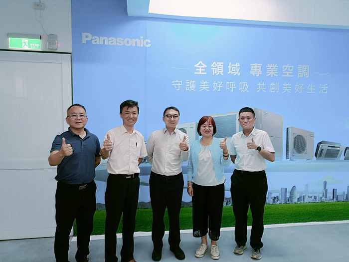 圖說:臺灣松下電器電器人力資源中心處長許雲翔(中)、人力規劃部經理楊淑慧(右二)、管理師張雅翔(右一)與中信科大冷源系主任周德明(左一)、副教授彭新志(左二)合影。