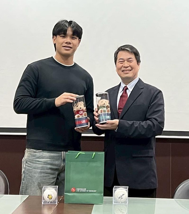 中信科大鄭欽哲校長（右）致贈象徵祝福與鼓勵的中信科技大學公仔熊給校友黃韋盛（左）。