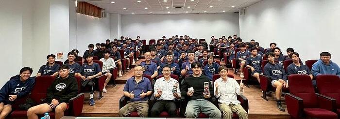 黃韋盛（前排右2）分享自己從大專球員邁向職業舞台的奮鬥歷程，並開心與師長學弟合影 。