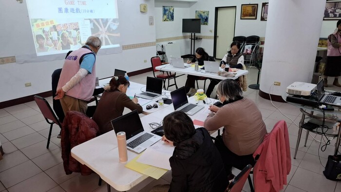 圖說：課程帶領銀髮族學員，利用團康的方式引導學習。 (圖/中信科技大學提供)