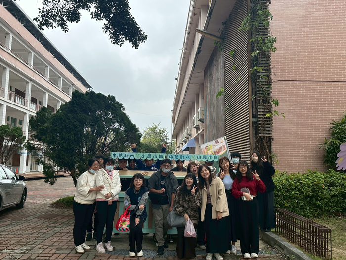 圖說：中信幸福食農市集首場活動與生活美學館結合，吸引許多師生與社區民眾前來參與。(圖/中信科技大學提供)