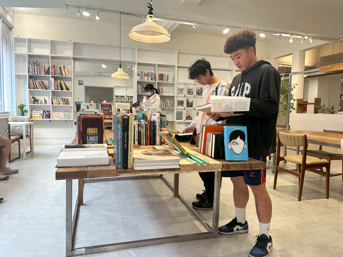 圖說：逛完市集後，學生或民眾紛紛走進生活美學館，翻閱喜愛的書籍(圖/中信科技大學提供)
