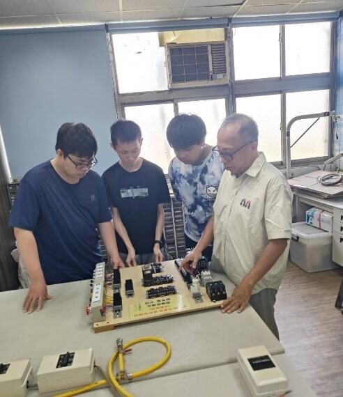 圖說：中信科大師徒制傳承電機教具實作技藝。（圖/中信科技大學提供）圖片