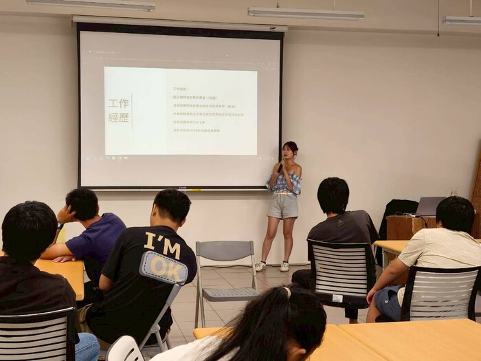 圖說：講師分享成為美髮設計師的經歷。 (圖/中信科大提供)
