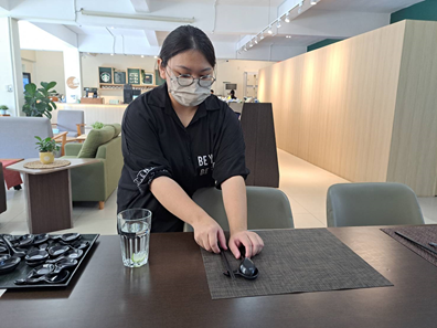 圖說：圖說：中信科大餐飲管理系實習計畫，學生在校內咖啡廳學習外場工作。(圖/中信科技大學提供)