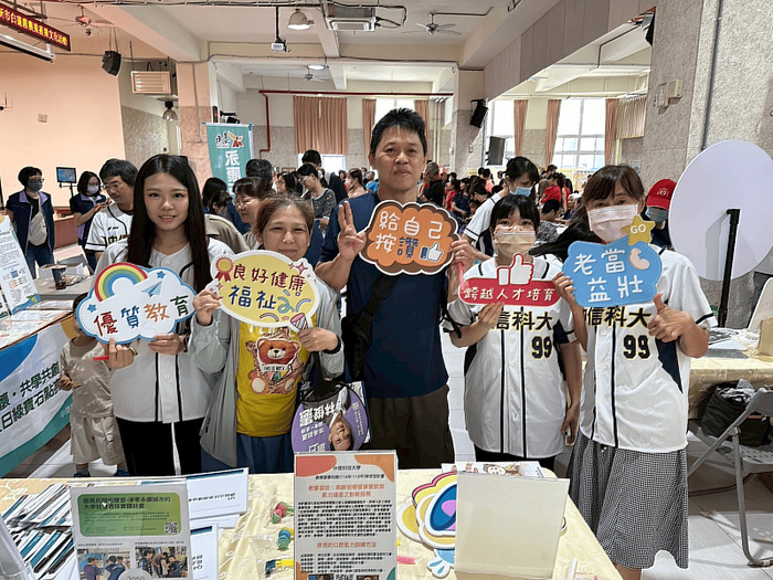 圖說：中信科技大學USR團隊成員-行銷與流通管理系創新設計與創業管理碩士班學生林晏如（左一）在活動會場進行口腔肌力運動宣導。