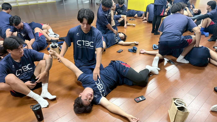 圖說： 學生互相練習。(圖/中信科技大學棒球隊提供)圖片