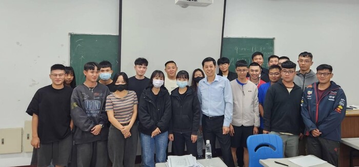 圖說：企管系進修部二技班同學與蔣主任合影。(圖/中信科技大學提供)