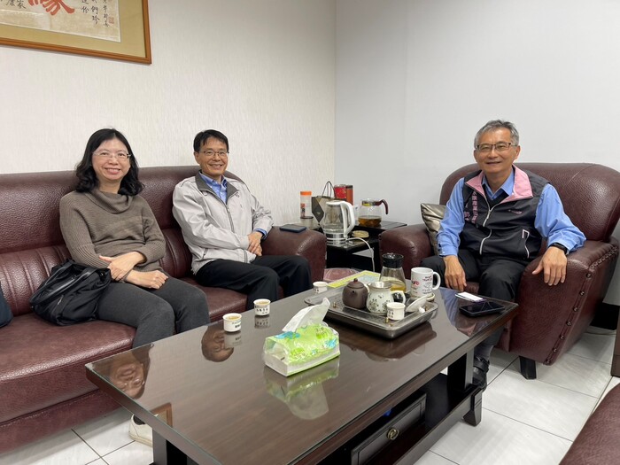 圖說：中信科大副校長陳炘鏞(左二)拜訪經濟部永康產業園區服務中心主任郭庚源(右一)。(圖/中信科技大學提供)